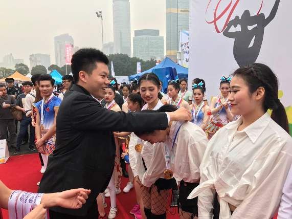 58d2435f86aa8.jpg 赛事嘉宾为世界杯官网队员颁奖.jpg